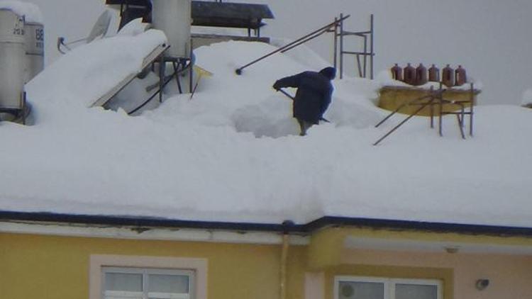 Karamanda çatılarda tehlikeli kar temizliği