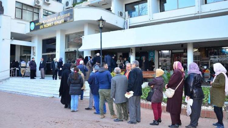 ManisaKart kuyruğu metrelerce uzadı