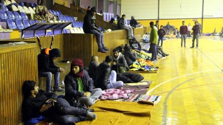 Soğuktan etkilenen mültecilere battaniye ve yiyecek