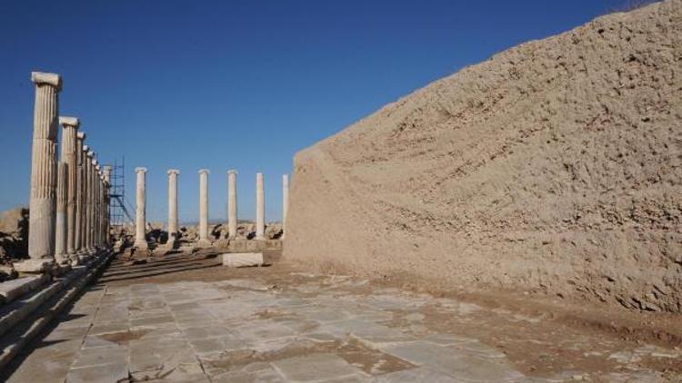 Laodikyada 7 metrelik tepenin altından Kutsal Agora çıktı