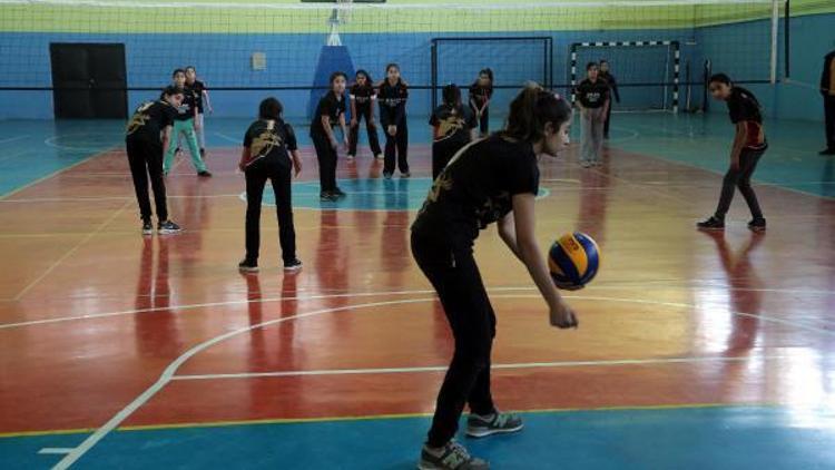 Silopi’de kız voleybol turnuvasında Koç Ortaokulu şampiyon oldu