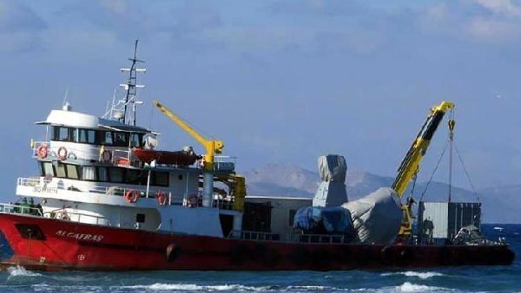 Kosta karaya oturan Türk balıkçı teknesini kurtarılıyor