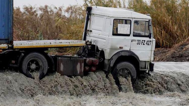 Mersin’de aşırı yağışta araçlar sürüklendi