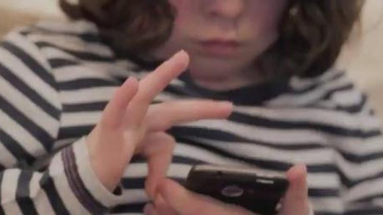 6 yaşındaki çocuk iPhoneu böyle kırdı