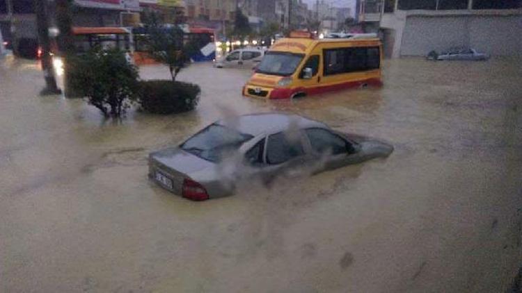 Mersin sel altkında, okullar tatil edildi