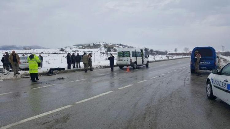 Öğrenci servisi ile otomobil çarpıştı: 1i ağır 13 yaralı