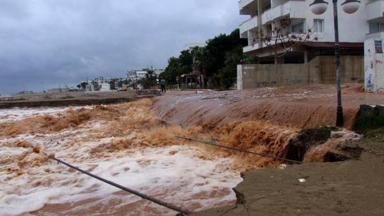 Mersin’in sel altında okullar tatil edildi (5)