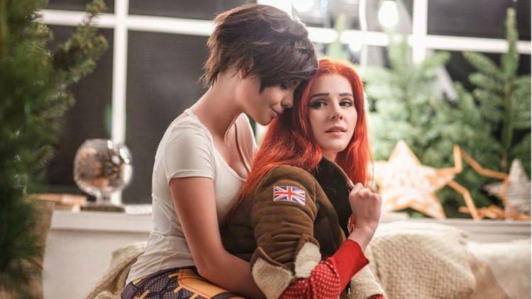 Tracer ve Emily için yılbaşı cosplayi