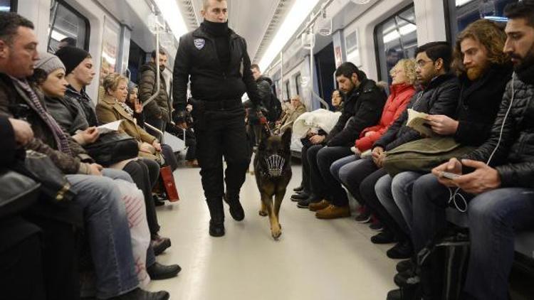 Metroda K-9 köpekleriyle güvenlik