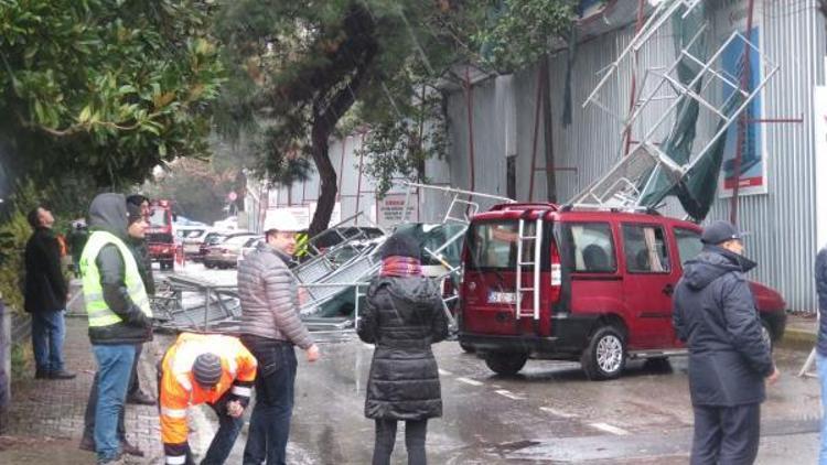 Fırtına Kadıköyde inşaat iskelesini devirdi, 5 araç altında kaldı
