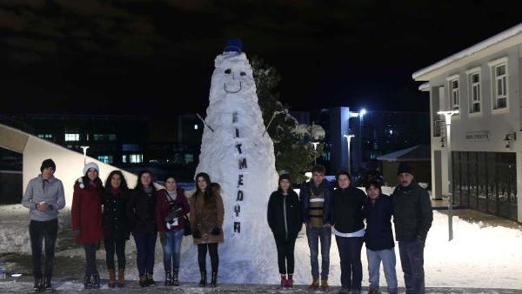 Uşak Üniversitesi kampüsüne dev kardan adam