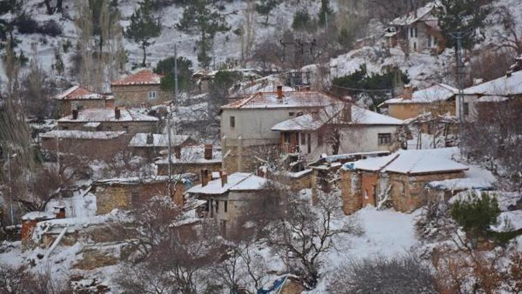 Bergamada kırsal mahallerinde karla mücadale sürüyor