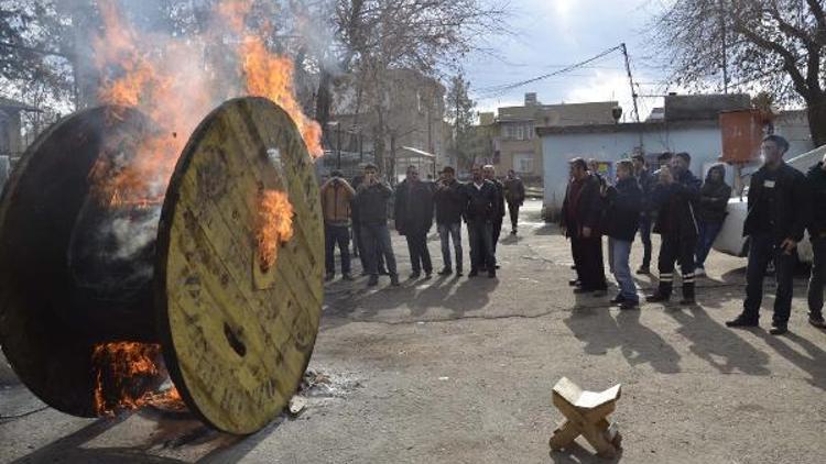 Siverekte DEDAŞ çalışanı 45 kişi iş bırakma eylemi yaptı