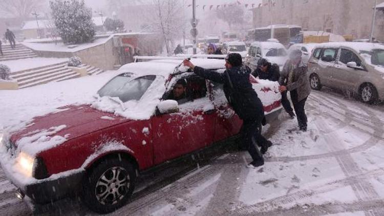 Edirnede 5 santim kar hayatı durdurma noktasına getirdi