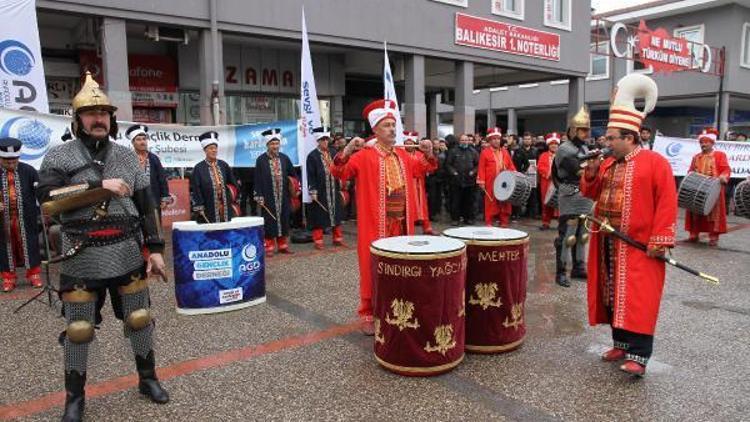 Anadolu Gençlik Derneğinden mehteranlı yılbaşı protestosu