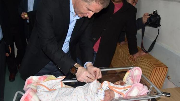 Sivasta yeni yılın ilk bebeği Ayşe Betül oldu