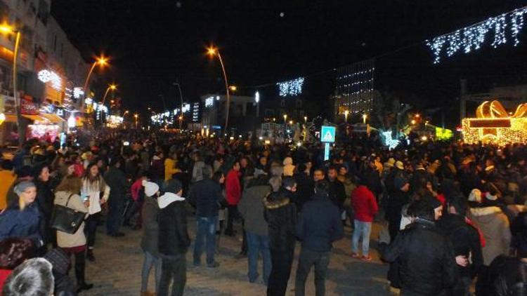 Marmariste 5 bin kişi yılbaşını sokakta kutladı