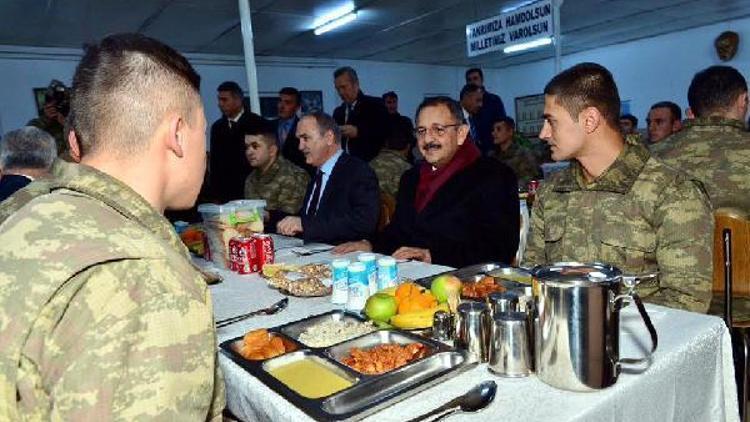 Bakanlar Özhaseki ve Özlü yeni yıla komandolarla girdi