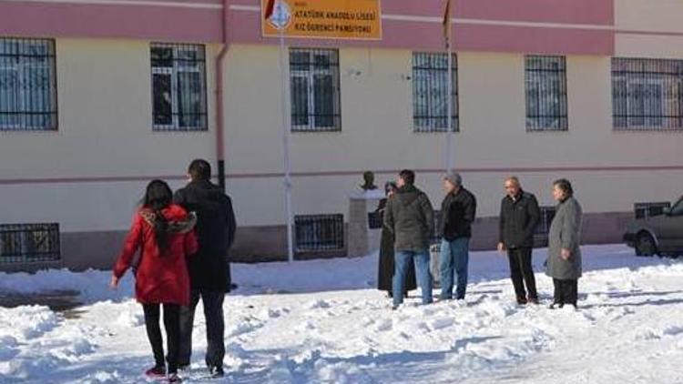 Öğrenci pansiyonunda asansöre sıkışarak öldü