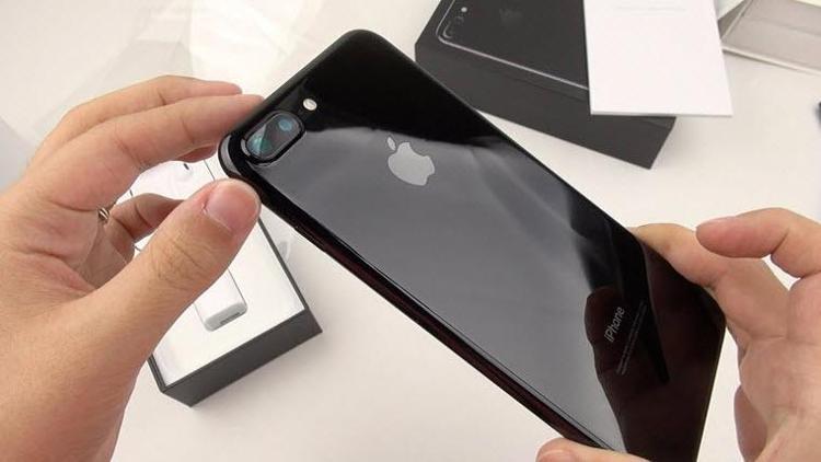 Jet Black iPhone 7 Plusın üzeri çizik kaynıyor