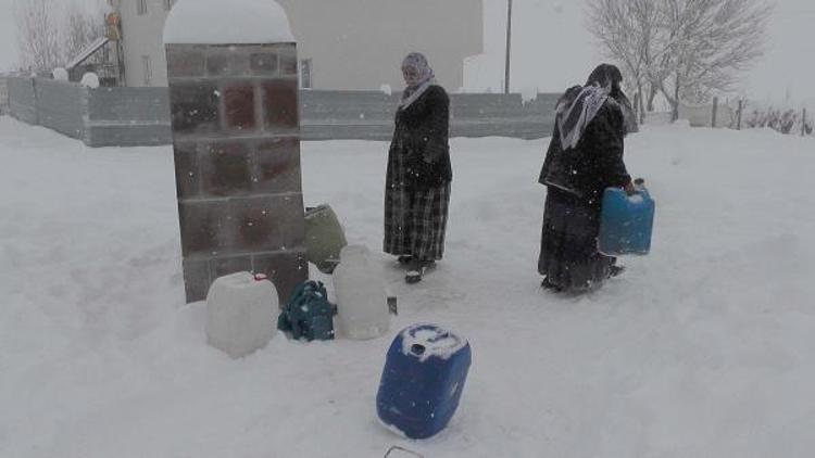 Köyün suları dondu, çeşmede kuyruk uzadı