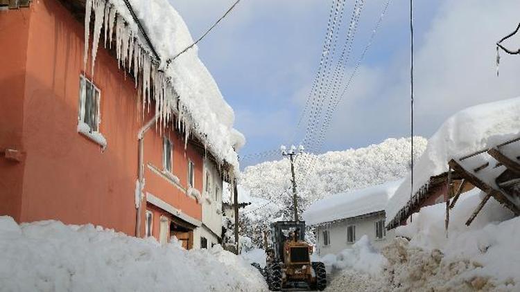 Bursa’da kardan kapanan 132 mahalle yolu ulaşıma açıldı