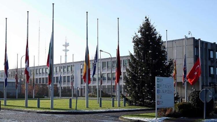 NATOda bayraklar yarıya indirildi