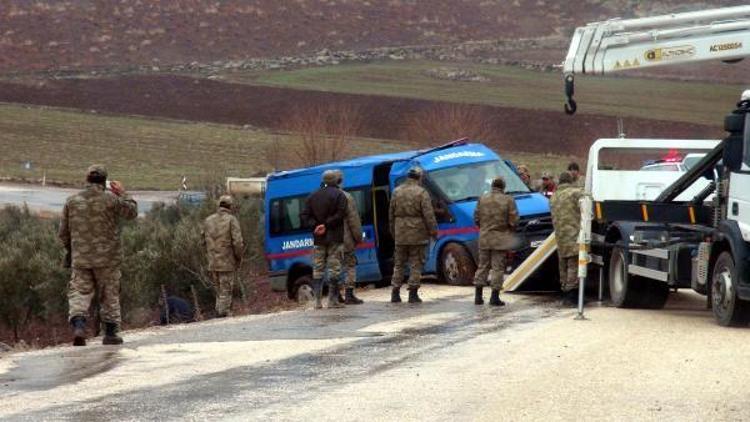 Kilis’te askeri araç devrildi: 2 asker yaralı