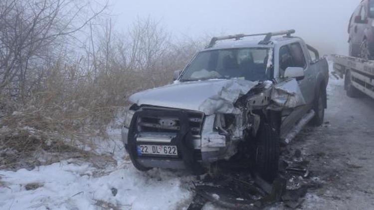 Buzlu yolda iki araç çarpıştı: 3 yaralı