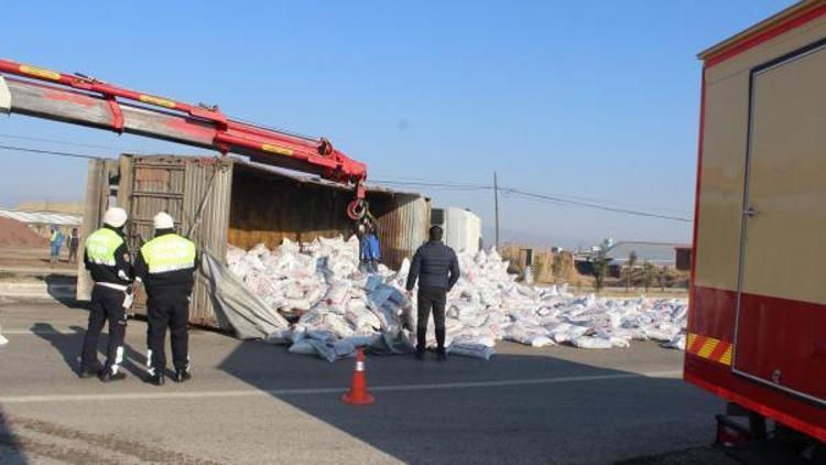 Salihlide kömür yüklü TIR devrildi: 1 yaralı