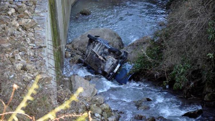 Zonguldakta dereye uçan otomobilde 2 kişi yaralandı