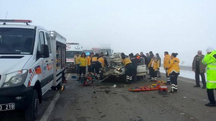 Afyonkarahisarda otomobil TIRa çarptı: 2 ölü, 2 yaralı