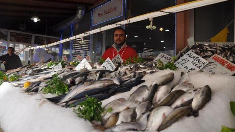 Nizipte, balık satışları arttı