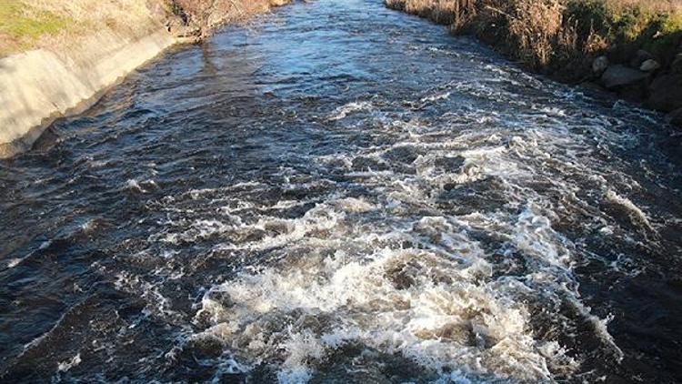 Sapanca Gölünde su seviyesi yükselince kapaklar açıldı