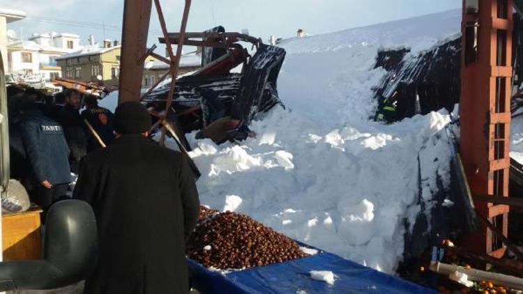 Akşehirde pazar yeri çatısı çöktü:  4 yaralı