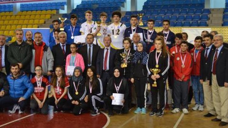 Gençler Masa Tenisinde kızlar ve erkeklerde Atatürk Anadolu Lisesi farkı