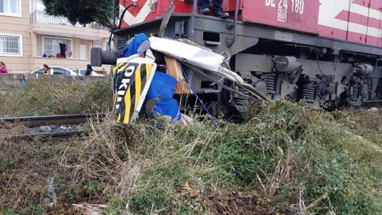 Tren, öğrenci servisine çarptı: 6 yaralı