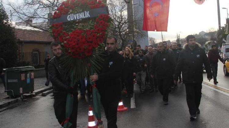 Özel güvenlikçiler Reina önünde arkadaşlarını andı