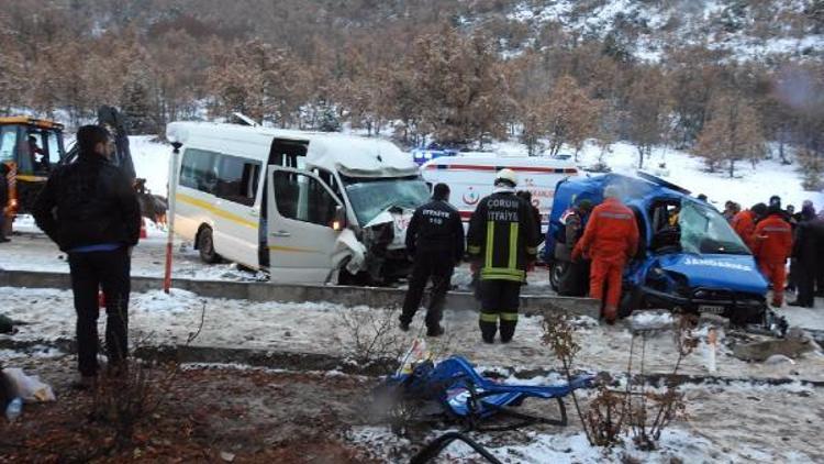 Askeri araç ile minibüs çarpıştı: 2 şehit, 13 yaralı (2) - yeniden