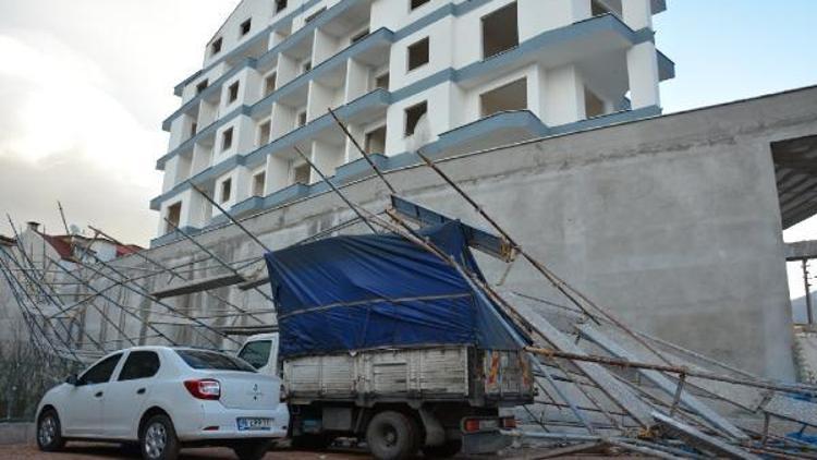 Bursada lodos, inşaat iskelesini yıktı