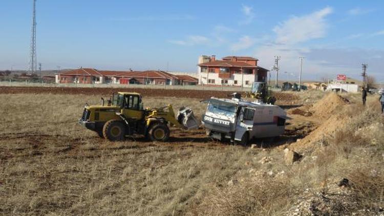 Midyatta lastiği patlayan TOMA şarampole devrildi