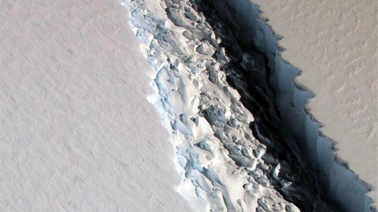 Antarktikadan dev bir buz kütlesi kopmak üzere