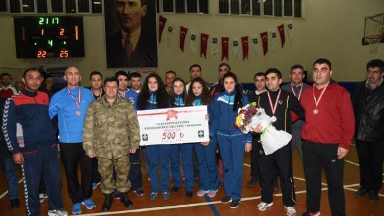 Garnizon takımı kazandığı ödülü voleybol takımına bağışladı