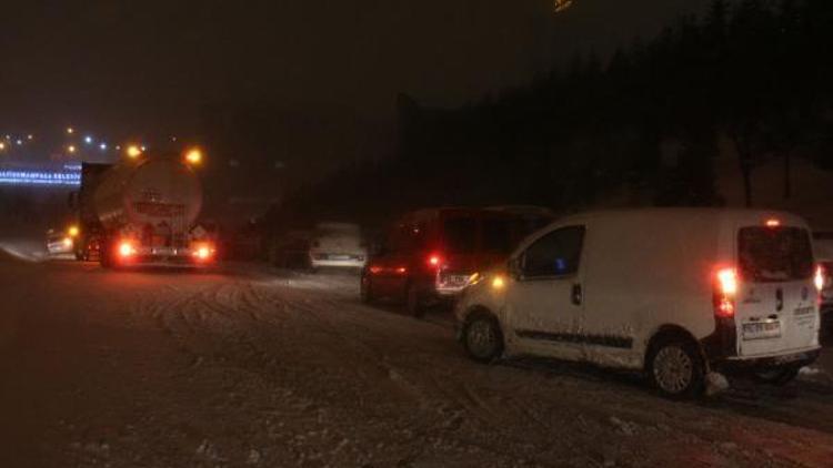 Kar yağışı nedeniyle çok sayıda sürücü TEM Otoyolunda mahsur kaldı