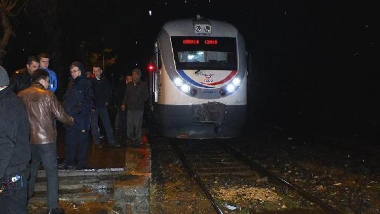 Tren, hemzemin geçitte otomobile çarptı: 1 yaralı