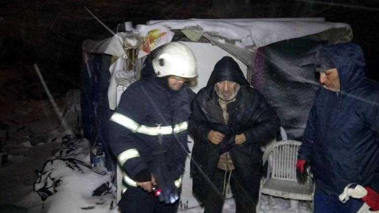 Barakada donmak üzere olan yaşlı adamı itfaiye kurtardı