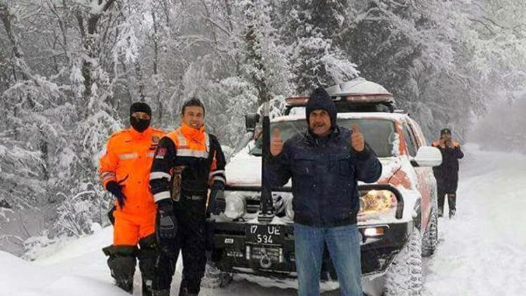 Çanakkalede AFAD karda mahsur kalan 4 kişiyi kurtardı