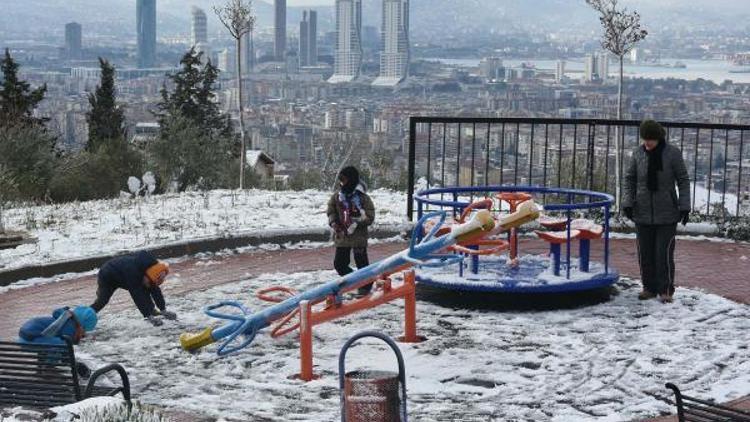 İzmirin ilçelerinde yağmur, yüksek kesimleri ise kar etkiledi (2)