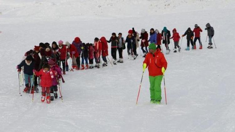 Hakkaride 240 öğrenciye kayak eğitimi veriliyor