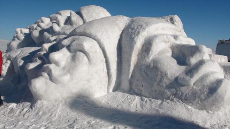 Şehit Mehmetçiklerin kardan heykellerine yoğun ilgi